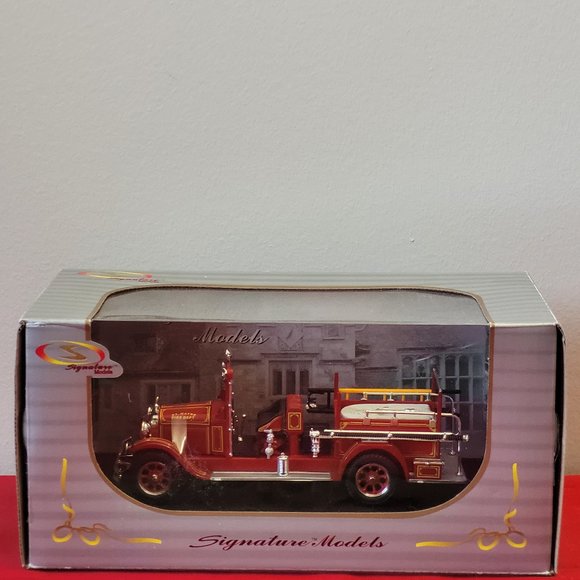 2009 SIGNATURE MODELS, 1928 STUDEBAKER FIRE TRUCK, MINT IN THE BOX!!! - Picture 2 of 3